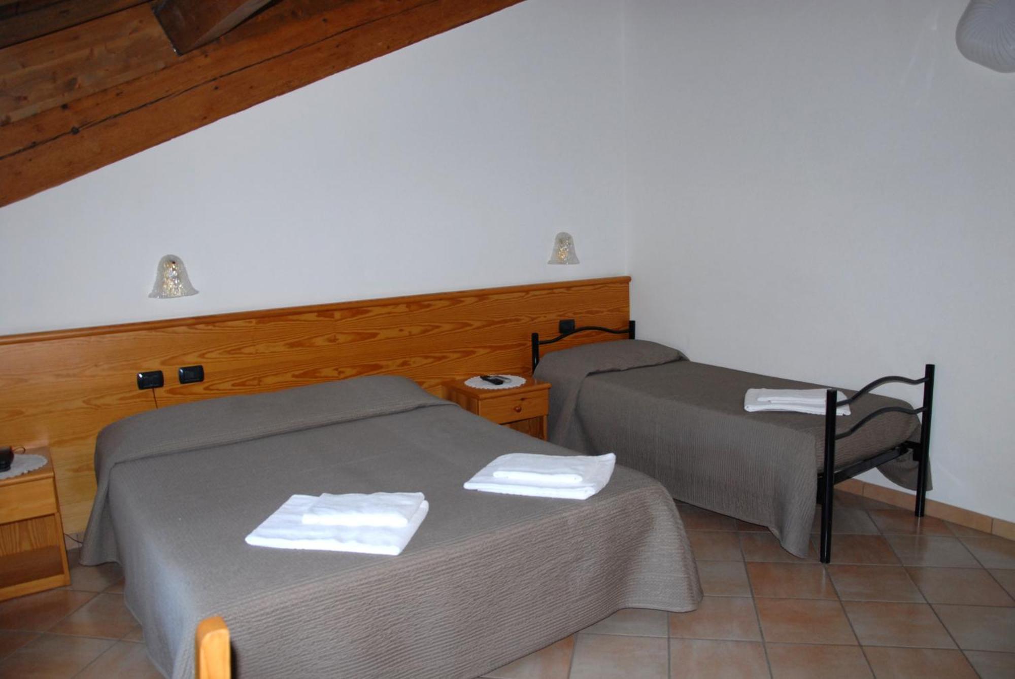 Albergo Al Platano Caprino Veronese Zimmer foto