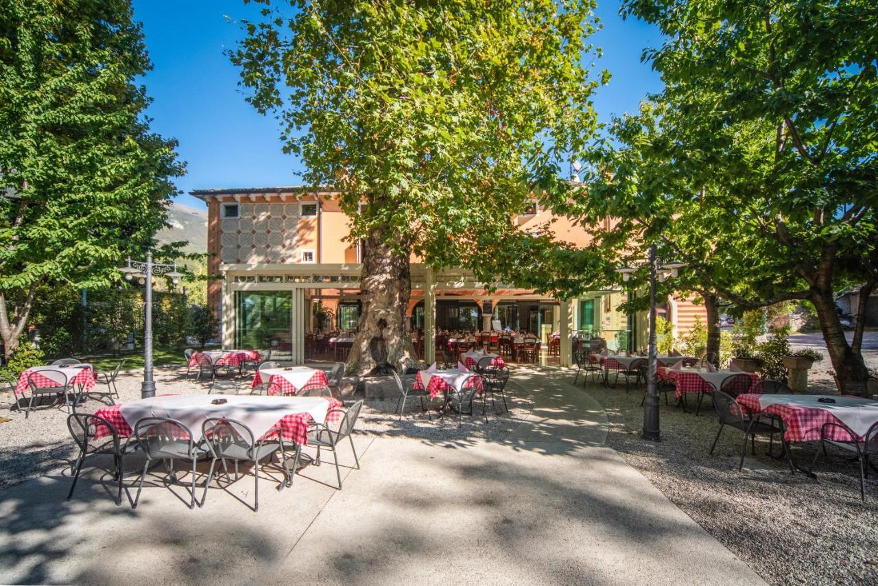 Albergo Al Platano Caprino Veronese Exterior foto