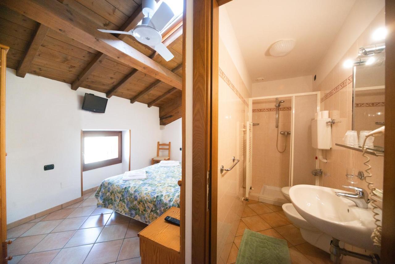 Albergo Al Platano Caprino Veronese Exterior foto